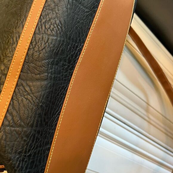 Vintage International All Weatherwear Tan Leather Zippered Handbag. - Picture 8 of 11